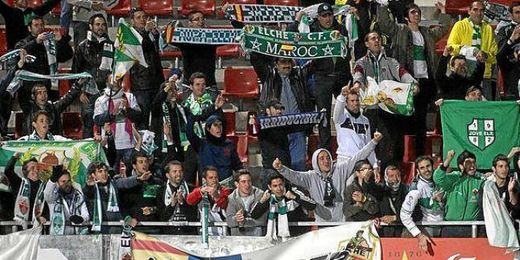 Aficionados del Elche en el campo de Montilivi, Girona. Aficionados del Elche en el campo de Montilivi, Girona.