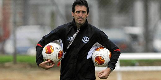 El técnico rojiblanco observa el desarrollo de un ejercicio en un entrenamiento reciente. El técnico rojiblanco observa el desarrollo de un ejercicio en un entrenamiento reciente.