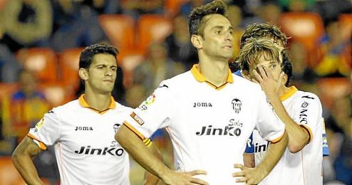 Jonas y Ricardo Costa decepcionados durante el partido ante el Almería en Mestalla. Jonas y Ricardo Costa decepcionados durante el partido ante el Almería en Mestalla.