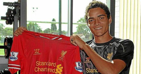 Tiago Ilori posa con la camiseta del Liverpool cuando se hizo oficial su fichaje por el conjunto 'Red'.