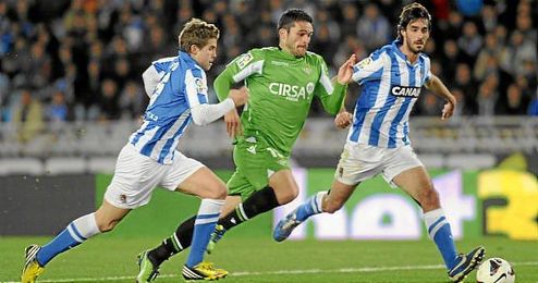 Jorge Molina pugna por el balón con Carlos Martínez e Íñigo Martínez en el partido de la temporada pasada. Jorge Molina pugna por el balón con Carlos Martínez e Íñigo Martínez en el partido de la temporada pasada.