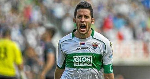 Coro celebra un gol con su actual equipo. Coro celebra un gol con su actual equipo.