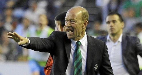 Calderón da instrucciones desde la banda. Calderón da instrucciones desde la banda.