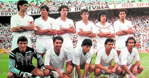 Dante Sanabria, el segundo a la derecha en la fila de arriba, en el once del Sevilla. Dante Sanabria, el segundo a la derecha en la fila de arriba, en el once del Sevilla.