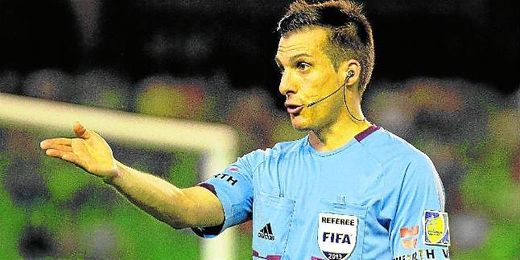 El colegiado catalán Javier Estrada durante el Betis-Valencia de esta campaña. El colegiado catalán Javier Estrada durante el Betis-Valencia de esta campaña.