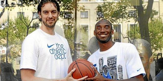 Bryant junto a su compañero y amigo Pau Gasol. Bryant junto a su compañero y amigo Pau Gasol.