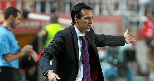 Unai Emery da instrucciones desde la banda. Unai Emery da instrucciones desde la banda.