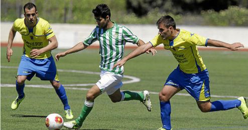 Lance del partido disputado esta mañana entre el San Juan y el Betis B. Lance del partido disputado esta mañana entre el San Juan y el Betis B.