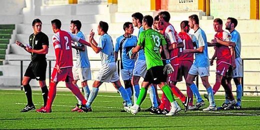 En la imagen, un momento de la Lebrijana-Xerez de la primera vuelta; un equipo azulino muy diferente al actual. En la imagen, un momento de la Lebrijana-Xerez de la primera vuelta; un equipo azulino muy diferente al actual.