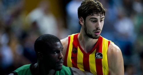 Ante Tomic en un lance de partido con el pivot senegalés Sitapha Savané. Ante Tomic en un lance de partido con el pivot senegalés Sitapha Savané.