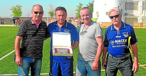 Domingo Caro (segundo por la izquierda) recibe una placa de agradecimiento del club por su ascenso a Andaluza. Domingo Caro (segundo por la izquierda) recibe una placa de agradecimiento del club por su ascenso a Andaluza.
