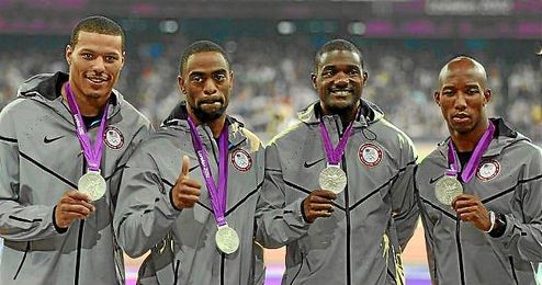 Tyson Gay, segunda por la derecha, posa con el equipo estadounidense tras lograr la plata en relevos 4x100 metros. Tyson Gay, segunda por la derecha, posa con el equipo estadounidense tras lograr la plata en relevos 4x100 metros.