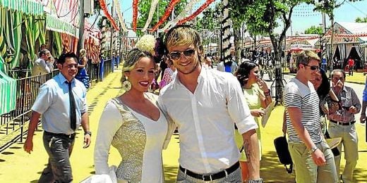 Ivan Rakitic en la Feria junto a su pareja. Ivan Rakitic en la Feria junto a su pareja.