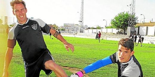 Gonzalo, máximo goleador del Grupo X, y Luisma, segundo portero menos goleado, posan para ESTADIO. Gonzalo, máximo goleador del Grupo X, y Luisma, segundo portero menos goleado, posan para ESTADIO.
