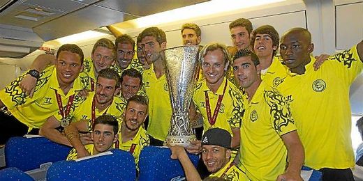 Jugadores del Sevilla posan con la copa. Jugadores del Sevilla posan con la copa.