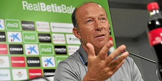 Calderón durante una rueda de prensa. Calderón durante una rueda de prensa.