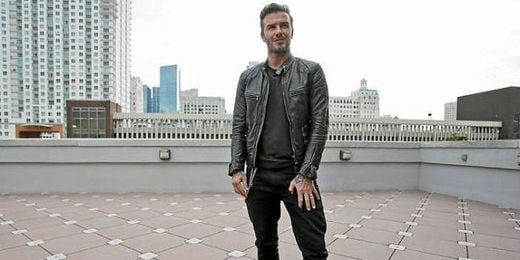 Beckham posando junto al Miami Stadium Beckham posando junto al Miami Stadium