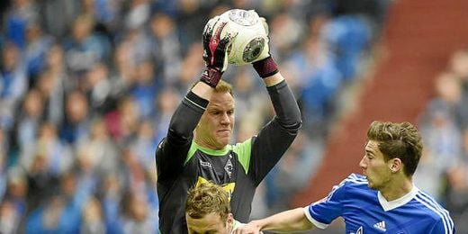 Ter Stegen blocando un balón en un partido frente al Schalke alemán Ter Stegen blocando un balón en un partido frente al Schalke alemán