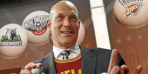 Jeff Cohen saca la bola que acredita a Cleveland para elegir primero en el `draft´de la NBA. Jeff Cohen saca la bola que acredita a Cleveland para elegir primero en el `draft´de la NBA.