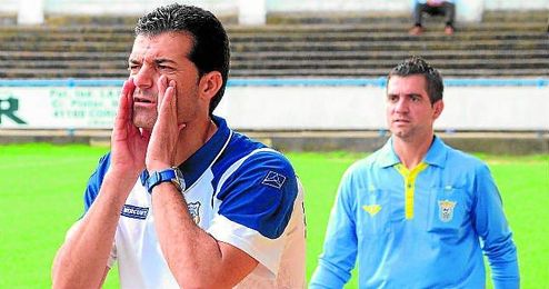 En la imagen, Mariano Suárez se dirige a sus futbolistas en el transcurso de un encuentro del presente campeonato. En la imagen, Mariano Suárez se dirige a sus futbolistas en el transcurso de un encuentro del presente campeonato.