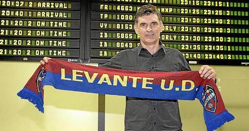 Mendilibar posa con la bufanda de su nuevo equipo, el Levante. Mendilibar posa con la bufanda de su nuevo equipo, el Levante.