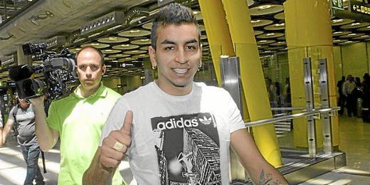 Llegada del nuevo jugador del Atlético de Madrid a la capital. Llegada del nuevo jugador del Atlético de Madrid a la capital.