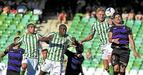 Paulao y Perquis defenden una jugada a balón parado. Paulao y Perquis defenden una jugada a balón parado.