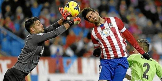 Moyá salta junto a Diego Costa en un balón dividido. Moyá salta junto a Diego Costa en un balón dividido.