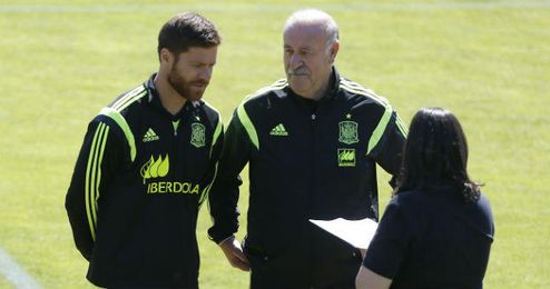 Xabi Alonso dialoga con Del Bosque durante un entrenamiento. Xabi Alonso dialoga con Del Bosque durante un entrenamiento.