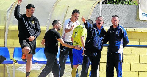Emilio López habla con su ayudante durante un partido de esta temporada. Emilio López habla con su ayudante durante un partido de esta temporada.