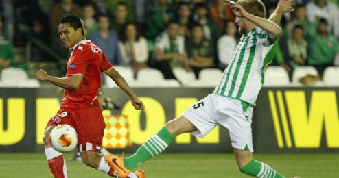 El defensa francés del Betis, Damien Perquis, ante el delantero colombiano del Sevilla, Carlos Bacca. El defensa francés del Betis, Damien Perquis, ante el delantero colombiano del Sevilla, Carlos Bacca.