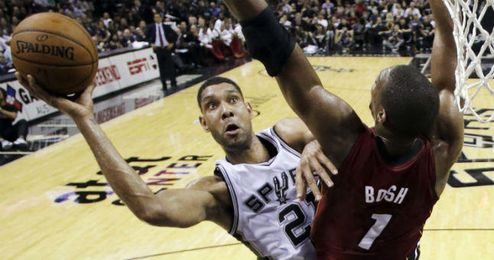 Tim Duncan intenta anotar ante la defensa de Chris Bosh. Tim Duncan intenta anotar ante la defensa de Chris Bosh.