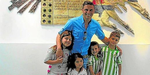 El atacante portuense posa junto a sus hijas y los de Juanito en el Benito Villamarín. El atacante portuense posa junto a sus hijas y los de Juanito en el Benito Villamarín.
