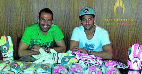 Eduardo posa con el sevillista Beto, con el que comparte marca de guantes. Eduardo posa con el sevillista Beto, con el que comparte marca de guantes.