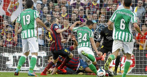 Rubén Castro dispara a portería durante un Barça-Betis de la temporada pasada. Rubén Castro dispara a portería durante un Barça-Betis de la temporada pasada.