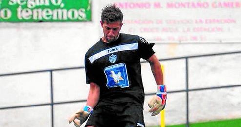 En la imagen, Javi Romero golpea el esférico en un lance de un encuentro de la presente temporada. En la imagen, Javi Romero golpea el esférico en un lance de un encuentro de la presente temporada.