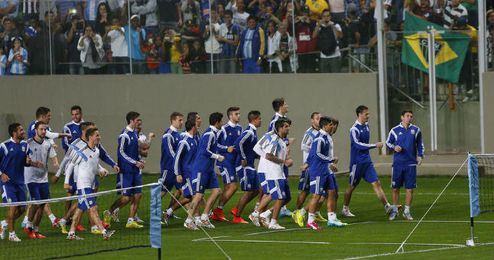 La afición brasileña se dio cita en masa para presenciar el entrenamiento de Argentina. La afición brasileña se dio cita en masa para presenciar el entrenamiento de Argentina.