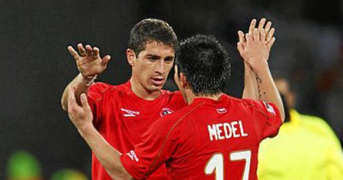 Carmona, junto a Medel, con la selección chilena. Carmona, junto a Medel, con la selección chilena.