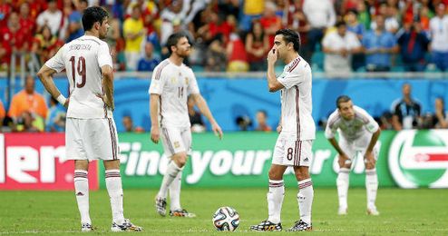 Los jugadores españoles, abatidos tras uno de los goles de Holanda. Los jugadores españoles, abatidos tras uno de los goles de Holanda.
