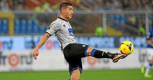 Carlos Carmona intenta controlar el balón en un partido con el Atalanta. Carlos Carmona intenta controlar el balón en un partido con el Atalanta.