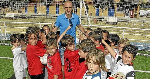Dani aportará trabajo, esfuerzo y muchas novedades a la escuela Dani Triana Ar-Rabad. Dani aportará trabajo, esfuerzo y muchas novedades a la escuela Dani Triana Ar-Rabad.