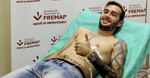 Aleix Vidal, sonriente mientras pasa el reconocimiento médico con el Sevilla. Aleix Vidal, sonriente mientras pasa el reconocimiento médico con el Sevilla.