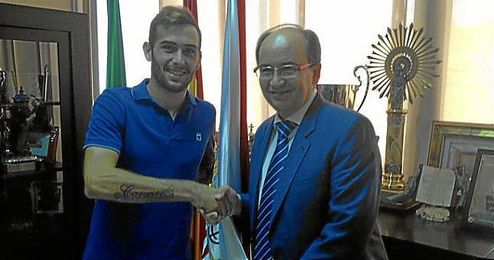 Aleix Vidal estrecha la mano al presidente del Sevilla José Castro. Aleix Vidal estrecha la mano al presidente del Sevilla José Castro.