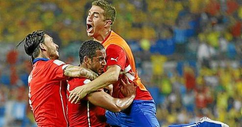 Carlos Carmona se abraza a Beausejour y Pinilla celebrando el gol del primero ante Australia. Carlos Carmona se abraza a Beausejour y Pinilla celebrando el gol del primero ante Australia.