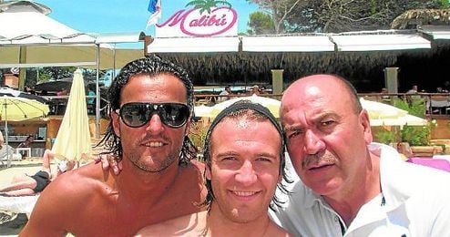 Labi Champion, a la izquierda, junto a Kiko y su ´sobrino´ Diego Capel en el Malibú. Labi Champion, a la izquierda, junto a Kiko y su ´sobrino´ Diego Capel en el Malibú.