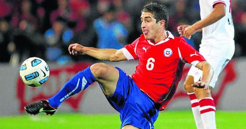 Carlos Carmona en un partido con Chile. Carlos Carmona en un partido con Chile.