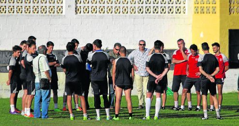 La plantilla celebra un entrenamiento en Mairena del Alcor. La plantilla celebra un entrenamiento en Mairena del Alcor.