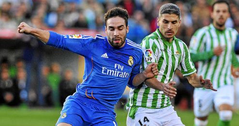 Salva Sevilla pugna con Carvajal en un encuentro de la pasada temporada. Salva Sevilla pugna con Carvajal en un encuentro de la pasada temporada.