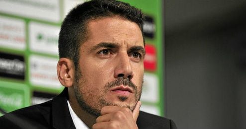 Julio Velázquez será el encargado de devolver al Betis a Primera división. Julio Velázquez será el encargado de devolver al Betis a Primera división.