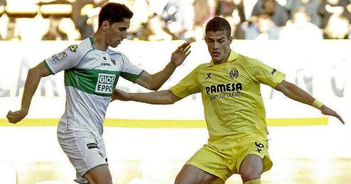 Pantic intenta quitarle la pelota a Fidel en un partido ante el Elche. Pantic intenta quitarle la pelota a Fidel en un partido ante el Elche.